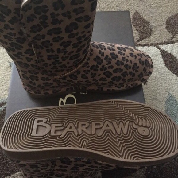 NEW! Bearpaw suede boots org. retail $90!!! - Picture 3 of 4