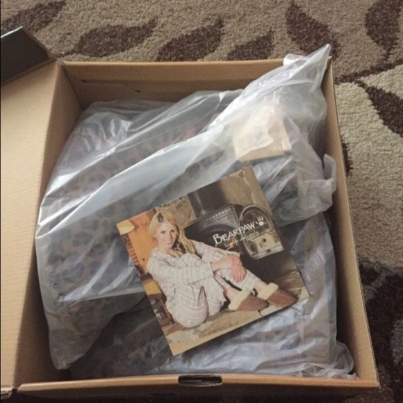 NEW! Bearpaw suede boots org. retail $90!!! - Picture 4 of 4