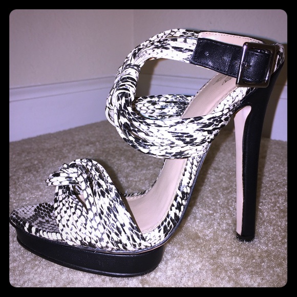 ✨BRAND NEW✨ Snake-skin strap heels in Size 5 - Picture 1 of 4