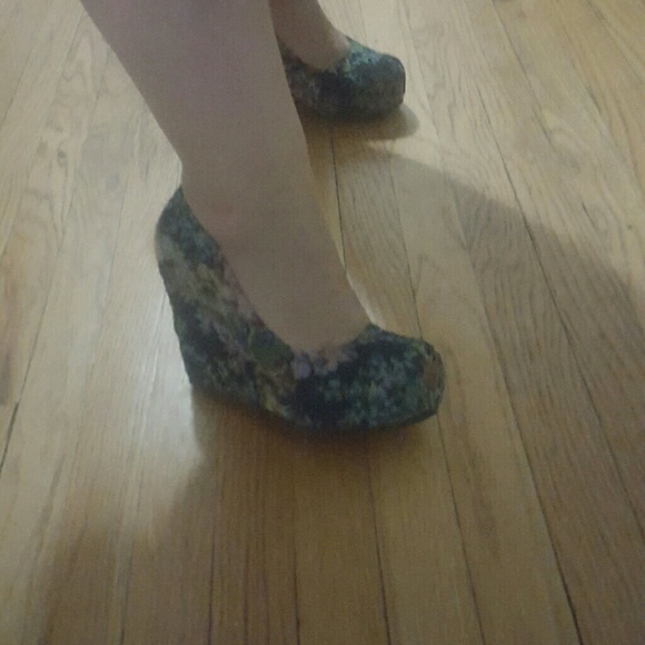 Aldo flower wedges