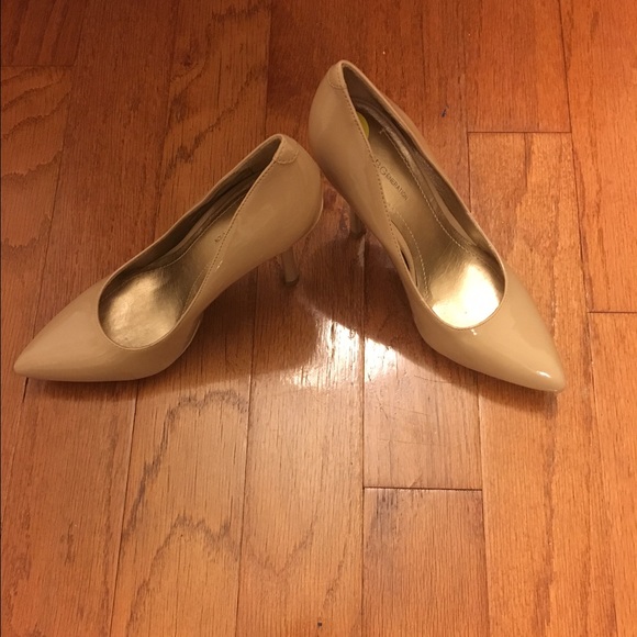 BCBG generation cream colored patent leather heels