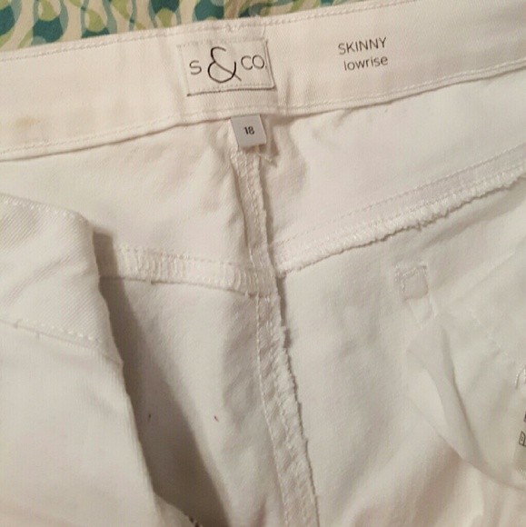 White skinny low rise capris
