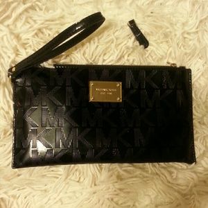 Used Michael kors wristlet