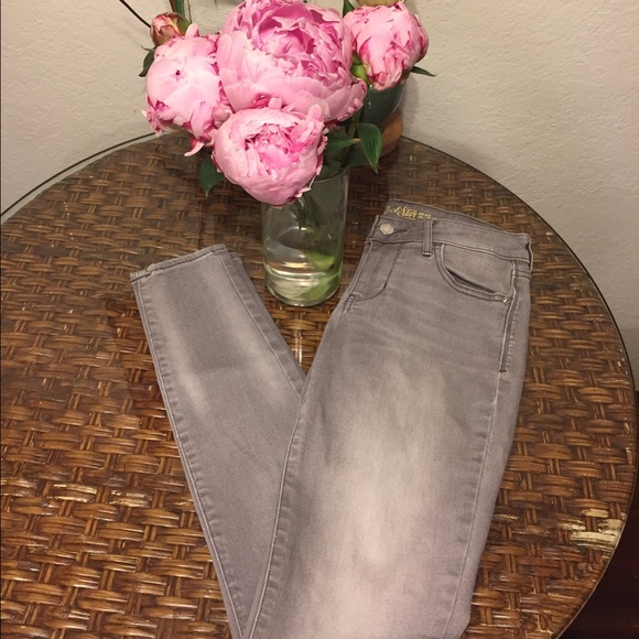 Old Navy Rockstar Mid Rise Skinny Jeans - Picture 2 of 4