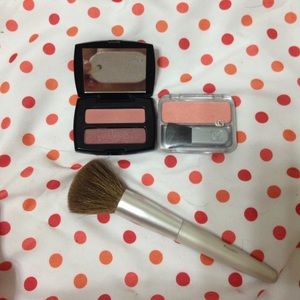 2 blush Kits with three colors.Comes w/ 2 brushes