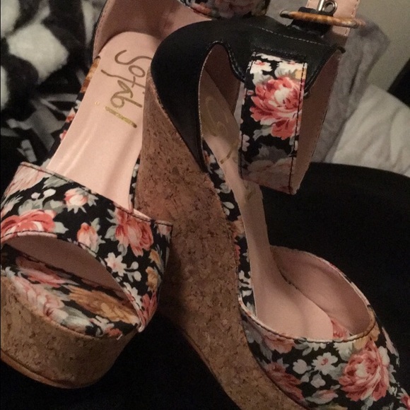 Heels - Picture 4 of 4