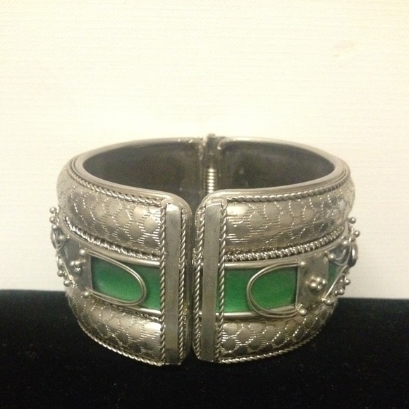 ✅🌹Silver and Green Border Cuff Bracelet. - Picture 3 of 3