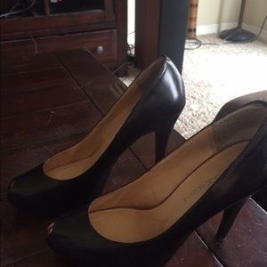 Black pumps