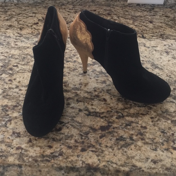 Rowen booties size 9.5 never worn