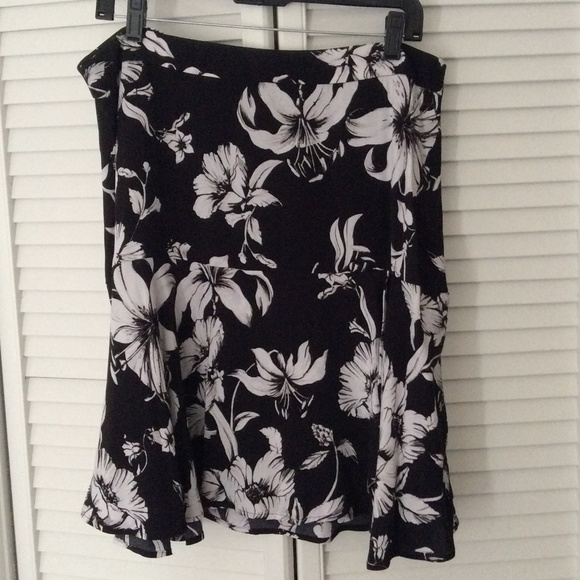 WHITE HOUSE/BLACK MARKET Skirt