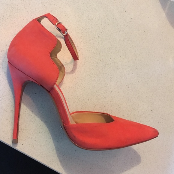 Schutz orange/coral scalloped pump