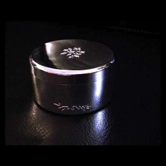 Vera Wang Jewelry Holder.