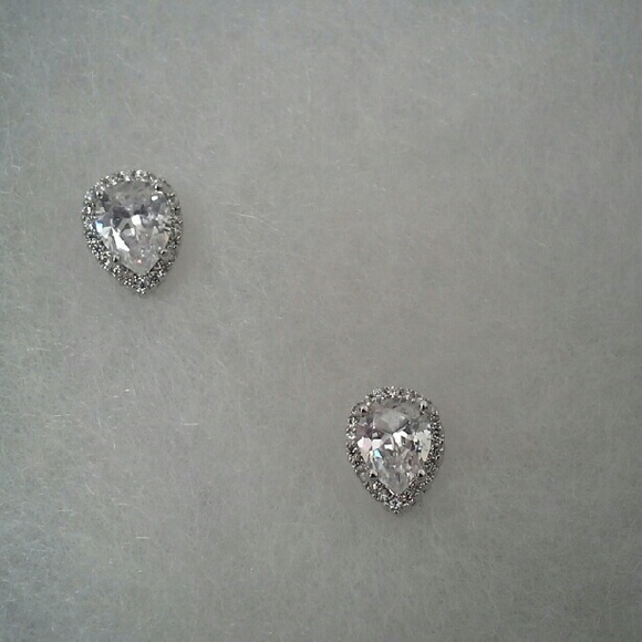 Parvati Classic Stud Earrings - Picture 1 of 1