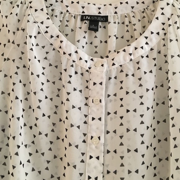 🎉Sale🎉 Sheer 3/4 sleeve blouse. - Picture 2 of 2