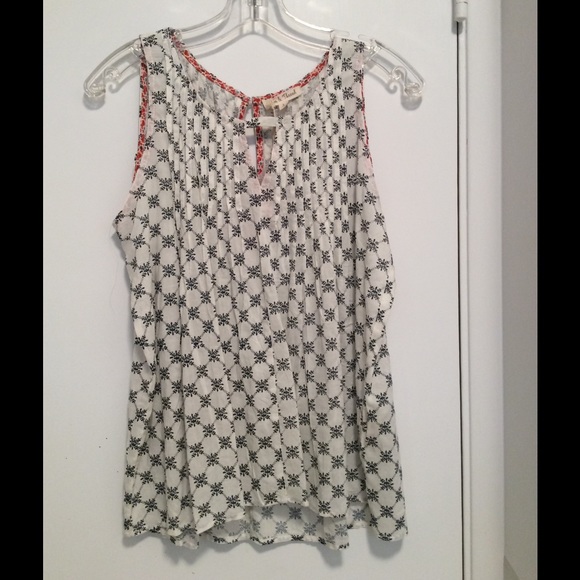 Hem and Thread Patterned Top