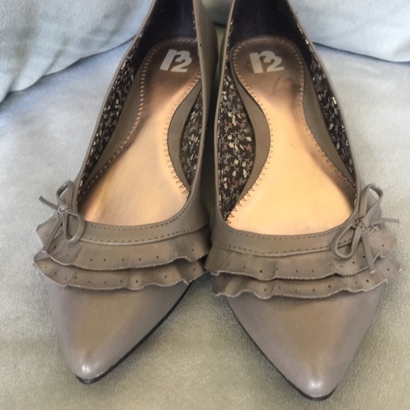 R2 sz7.5 vegan leather w/ ruffle detail