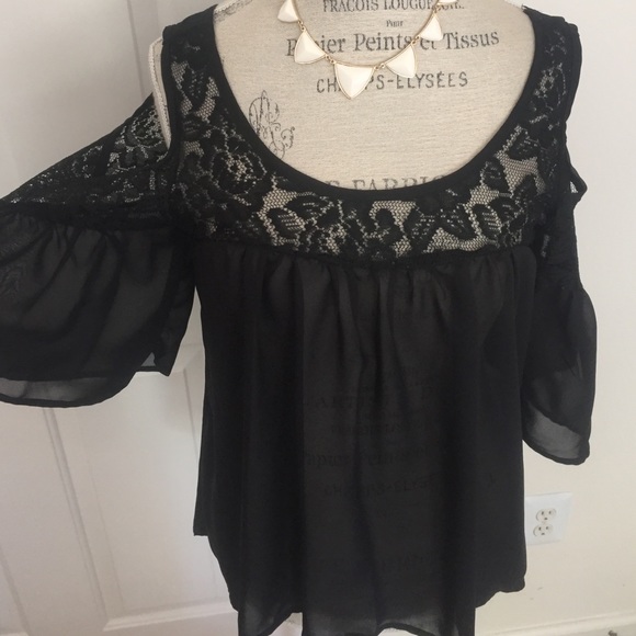 ⚫️Black lace cold shoulder tunic⚫️