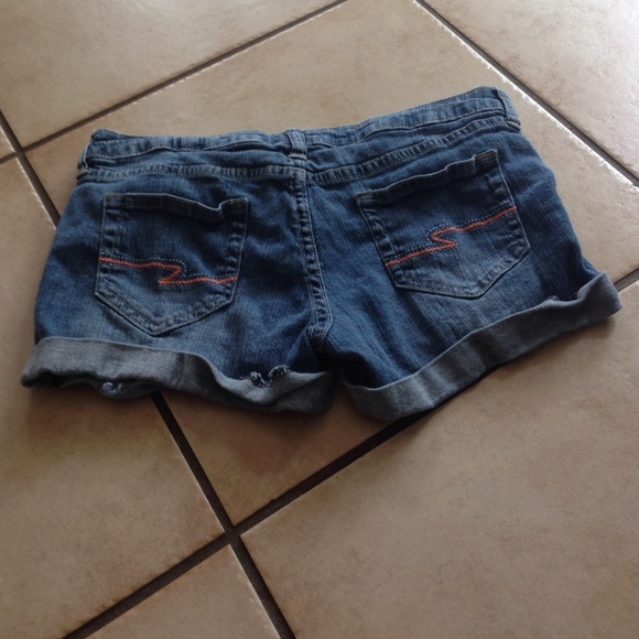 Ripped short - Picture 2 of 3