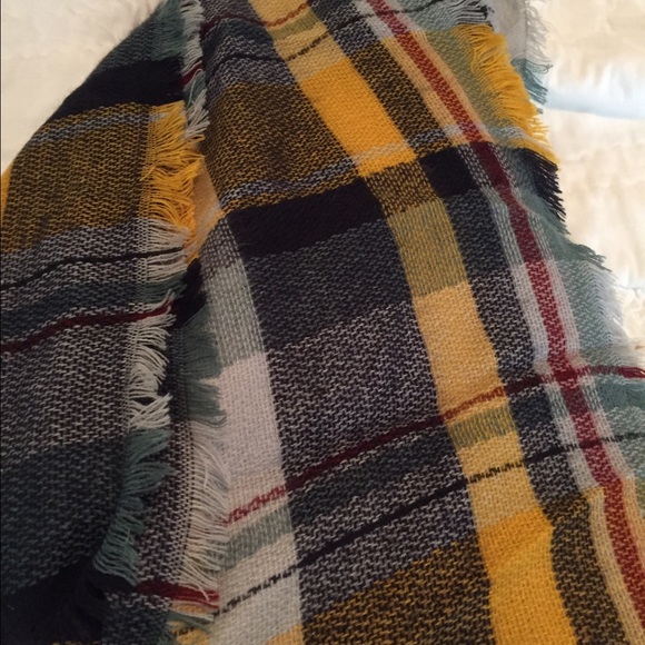 Awesome blanket scarf! New! - Picture 2 of 3