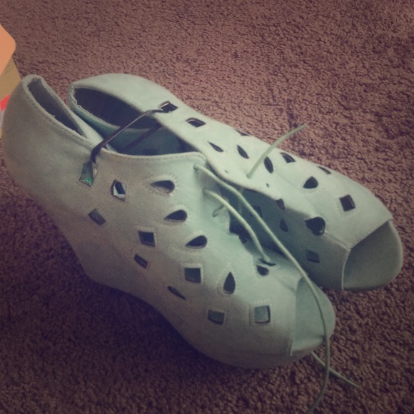 Seafoom green wedges