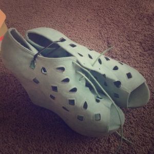 Seafoom green wedges