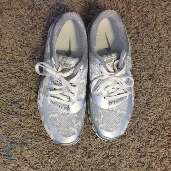 nike tennis shoes
