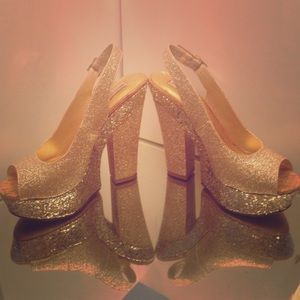 Sparkly gold heels super cute