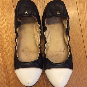 You Samra two-tone black and white flats