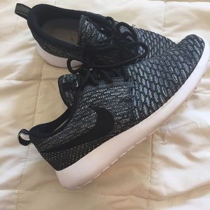 ON HOLD! Size 7 Nike flyknit roshe