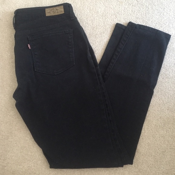 Black skinny Levi's jeans
