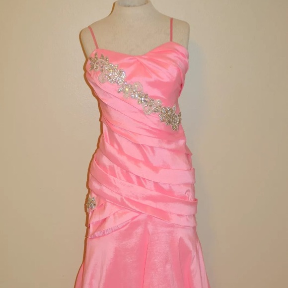 Pink prom forms pageant gown.