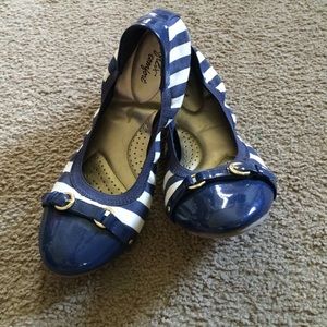 Super cute navy blue & white flats.