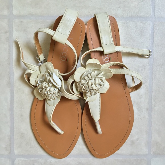 Ivory flower sandals