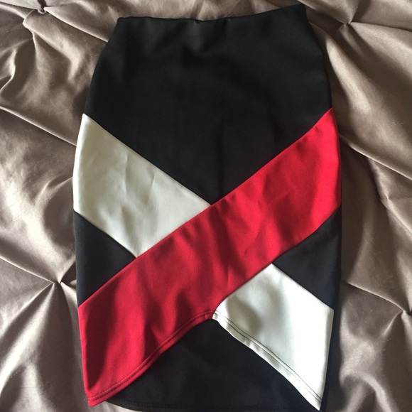 👠 Form fitting black red & white pencil skirt!