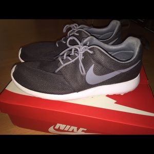 Nike Roshe size 10 men like new!!!