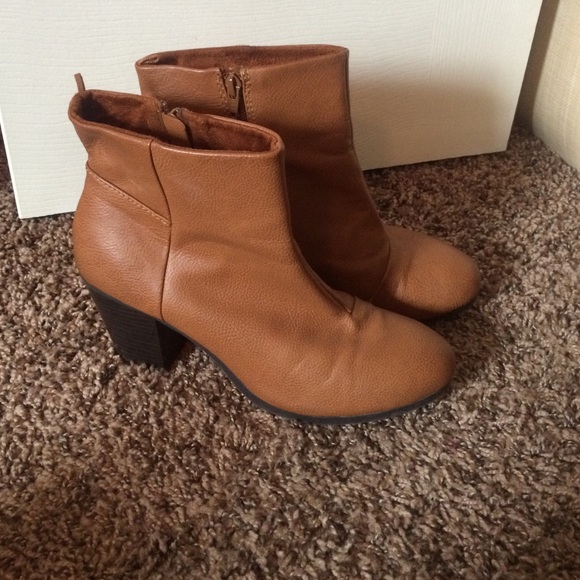Super cute camel colored booties, worn once!