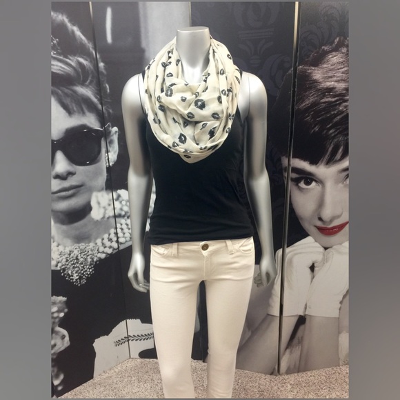 💥SOLD IN BUNDLE💥Kisses Scarf - Picture 2 of 3