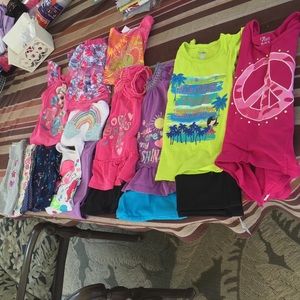 Assorted girls clothes !
