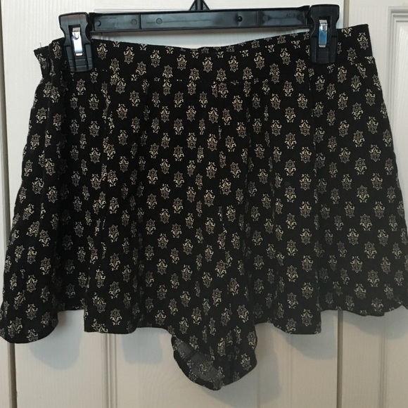 Forever 21 Patterned Shorts - Picture 2 of 2