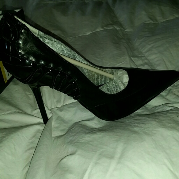Wicked Bkack pump. Never worn. Super cute and edgy