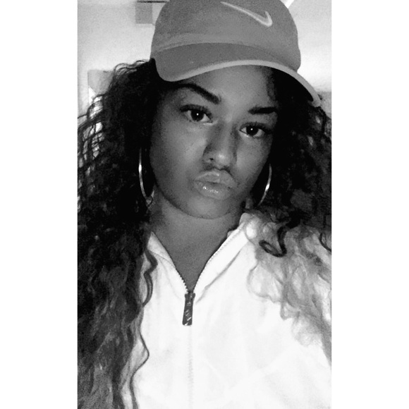 Meet your Posher, Madison - Picture 2 of 2