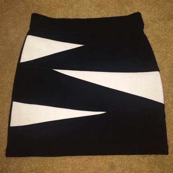 Black & White mini skirt!