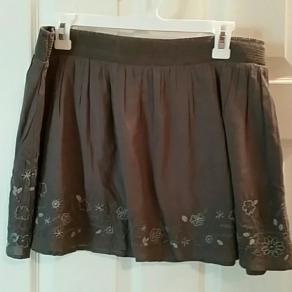 Gray American Eagle skirt.