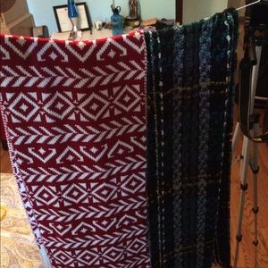 2 scarves never used