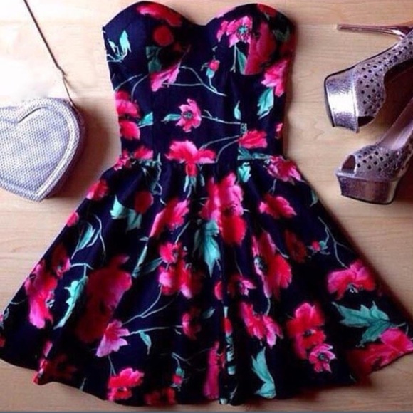 Beautiful strapless floral print dress!