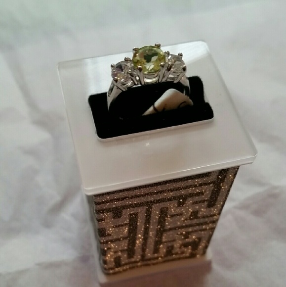 .925 ring Sterling silver  w/peridot stone sz. 7 - Picture 2 of 6