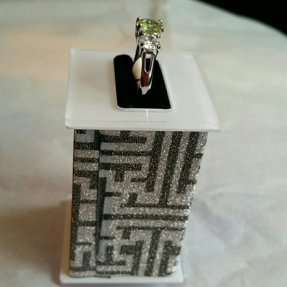 .925 ring Sterling silver  w/peridot stone sz. 7 - Picture 3 of 6