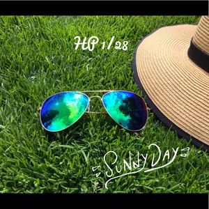 ☀️Aviators w/case☀️HP 1/28☀️