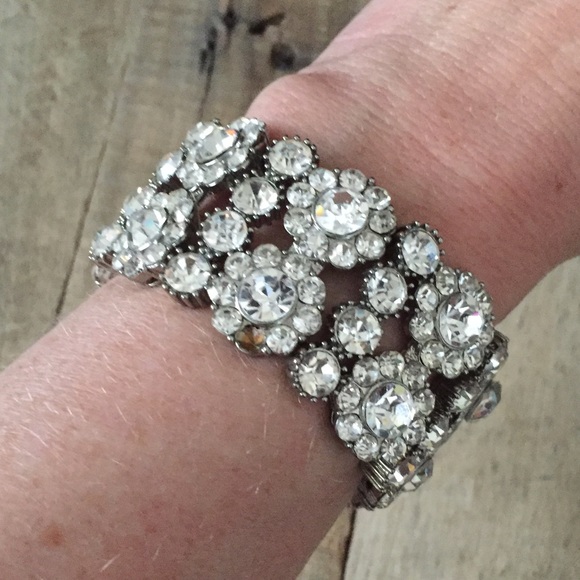 Jewelry - Bundle for $5: Sparkly Rhinestone Flower Bracelet
