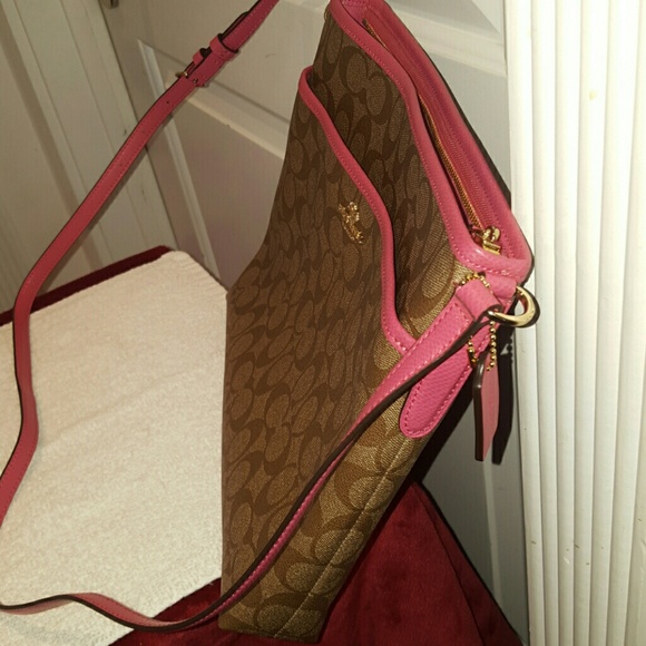 👍sold 👍💗Authentic Signature Coach design - Picture 2 of 4